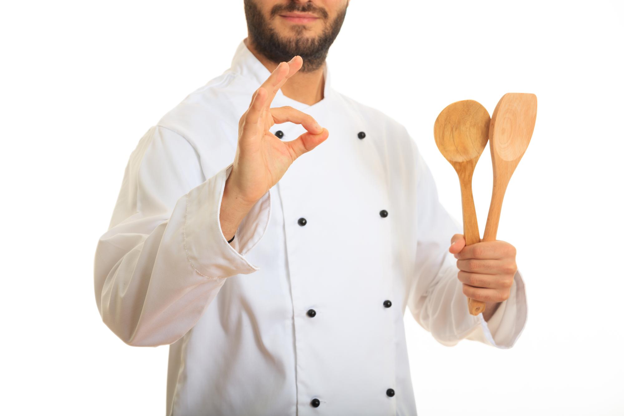 Chef virtuale che dosa spezie con precisione